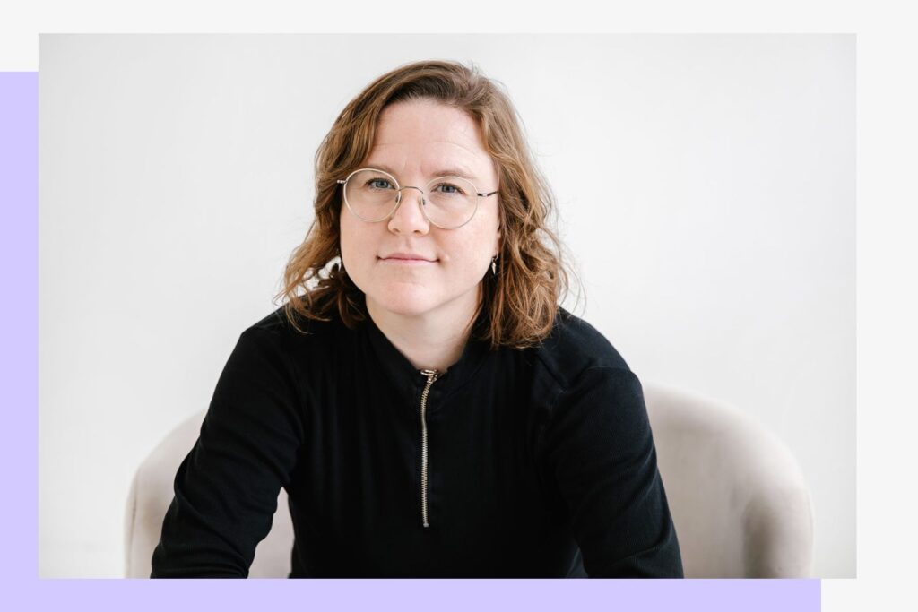 filippa storm – frilansande google ads-konsult sitter på i en fåtölj och tittar in i kameran