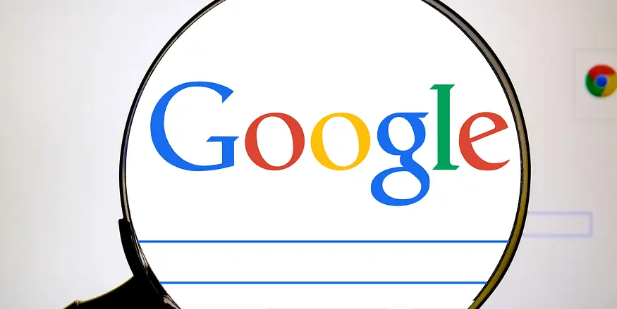 google-loggan inuti ett förstoringsglas
