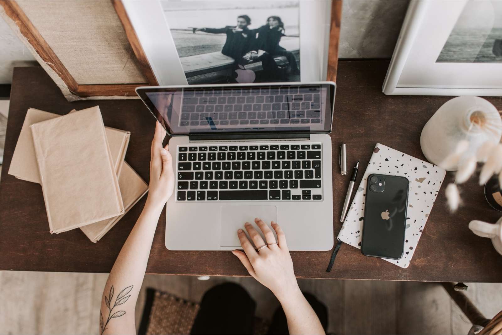 en person gör ett AI-sök på en laptop-skärm