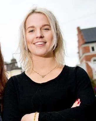 porträttbild på en blond ung kvinna i svart tröja som är VD för ett bolag
